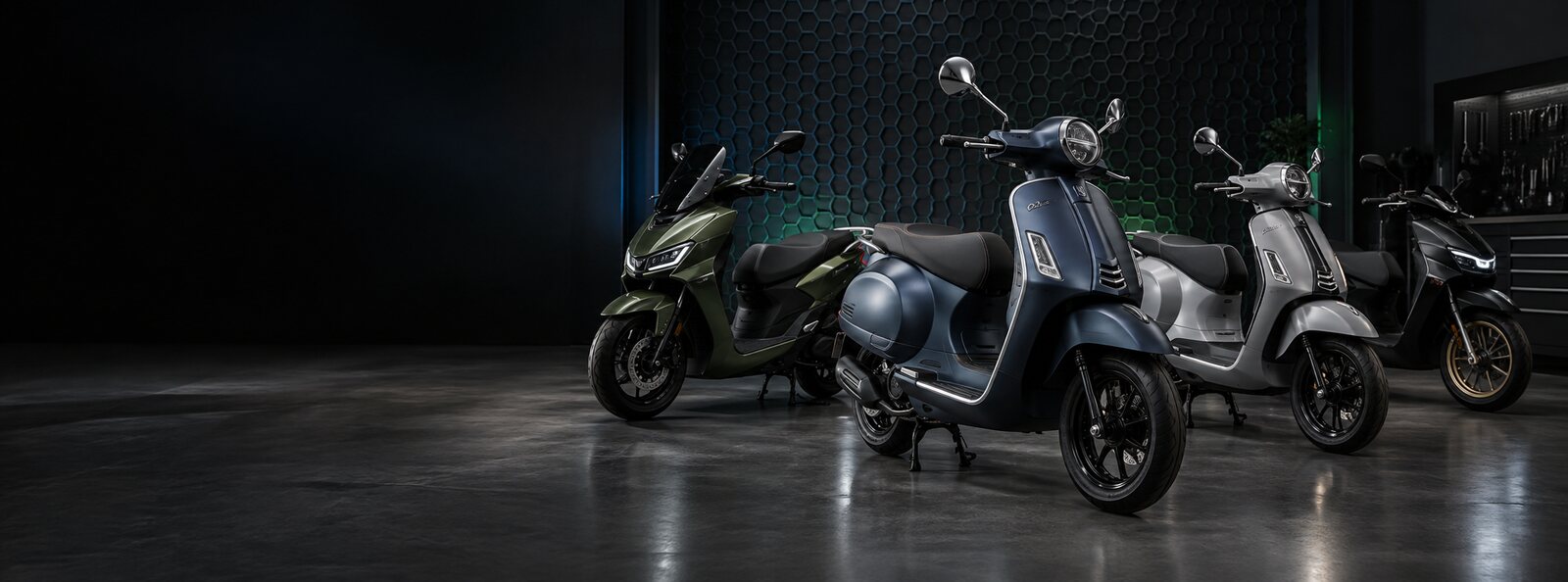 Moderne scooters in een donkere showroom met subtiele blauwe en groene verlichting